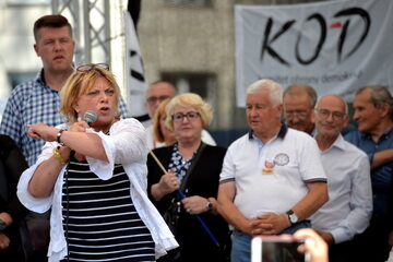 Na manifestacji przed Sądem Najwyższym Dorota Stalińska nie tylko śpiewała, lecz także wygłaszała tyrady w obronie zagrożonej demokracji