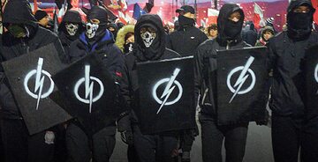 Na Marszu Niepodległości aktywiści Szturmowców byli ubrani na czarno, mieli kominiarki i drewniane tarcze
