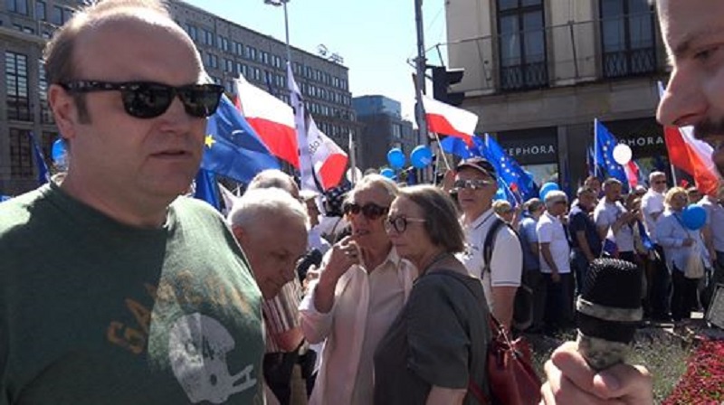 Mężczyzna zaatakował kamieniem operatora kamery