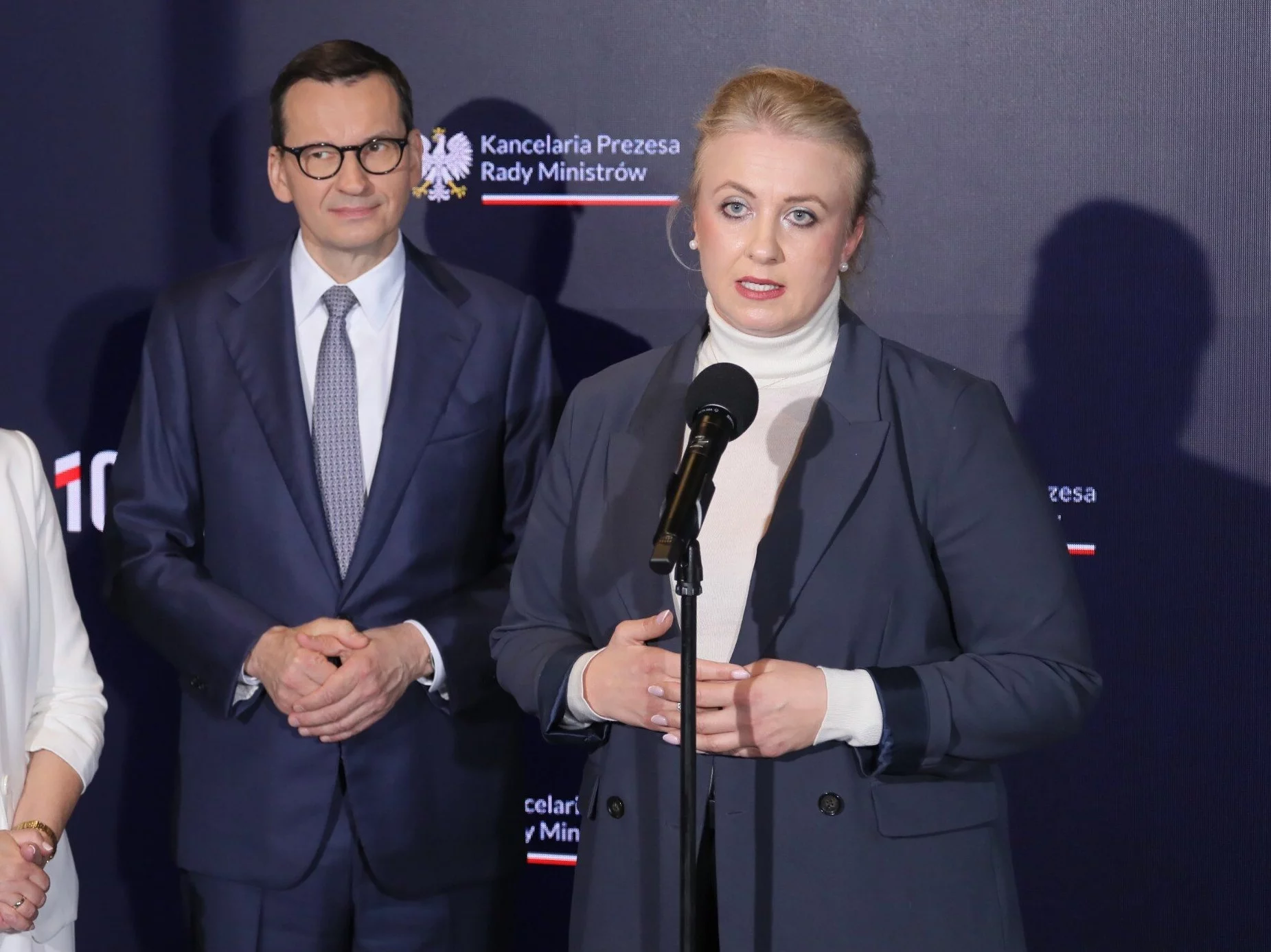 Mateusz Morawiecki, Marlena Maląg (L), Katarzyna Sójka (P)