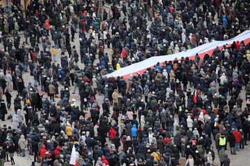 Na Placu Zamkowym został ustawiony ekran umożliwiający mieszkańcom Warszawy obejrzenie transmisji uroczystości pogrzebowych Pawła Adamowicza.