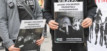 Na protestach przeciwko przemysłowi futrzarskiemu używane są zabiegi psychologiczne, jak np. pokazywanie działających na emocje zdjęć ze zwierzętami