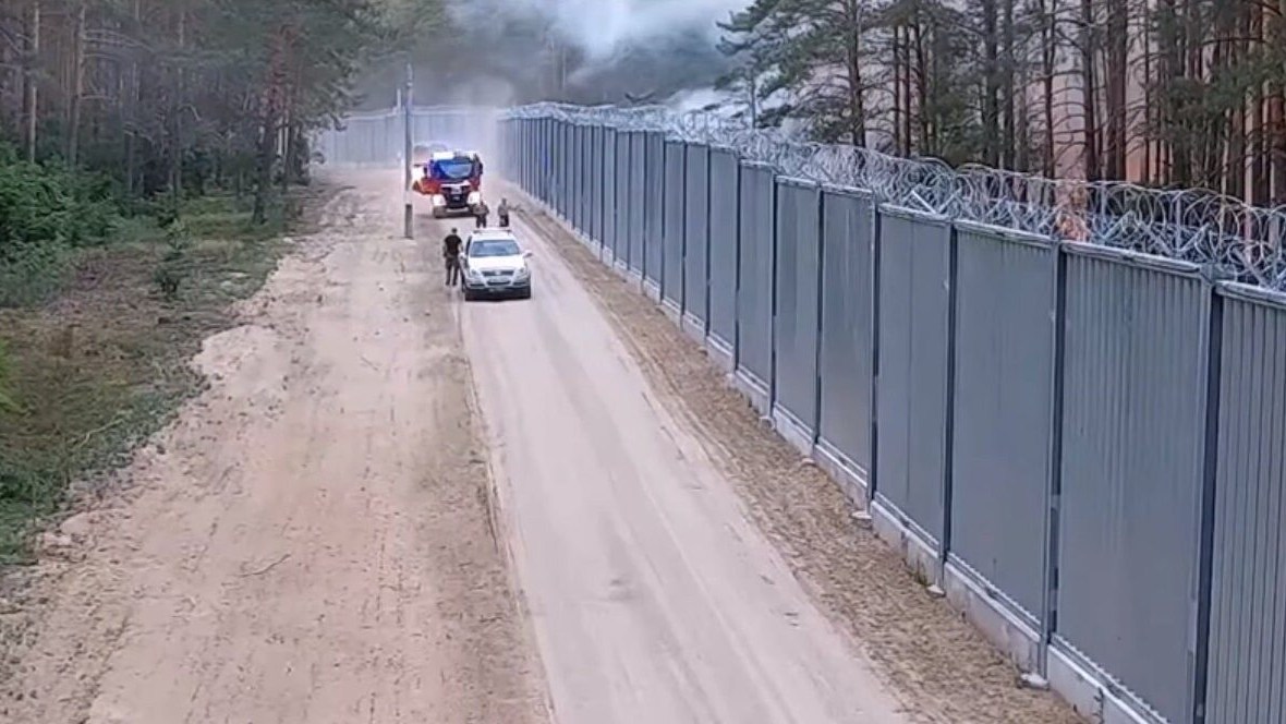 Na terenie służbowej odpowiedzialności Placówki SG w Płaskiej polskie patrole po stronie białoruskiej zauważyły ogień w lesie