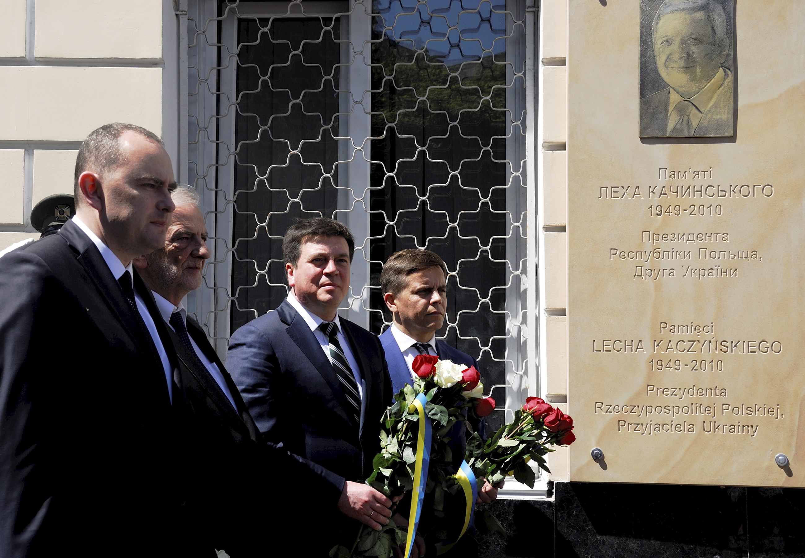 Wicemarszałek Sejmu RP Ryszard Terlecki, szef gabinetu prezydenta RP minister Adam Kwiatkowski, wicepremier Ukrainy Hennadij Zubko podczas uroczystości odsłonięcia tablicy poświęconej pamięci prezydenta Kaczyńskiego