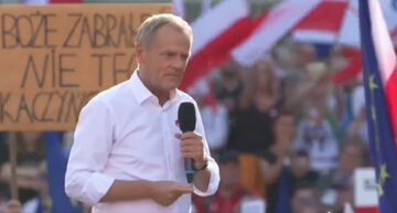 Na wiecu z udziałem Donalda Tuska pojawił się transparent z napisem "Boże, zabrałeś nie tego Kaczyńskiego"