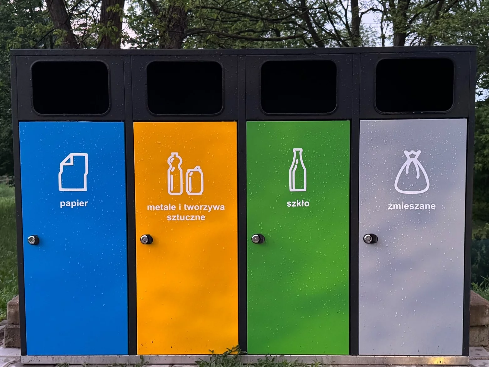 Pojemniki na odpady, zdjęcie ilustracyjne
