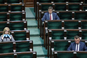 Nadzwyczajne posiedzenie Sejmu. W Sali Plenarnej tylko reprezentacja klubów i kół parlamentarnych.