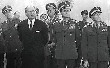 Nagonkę na Żydów w LWP zainicjować mieli zwolennicy wiceministra spraw wewnętrznych gen. Mieczysława Moczara (na zdjęciu z Wojciechem Jaruzelskim)