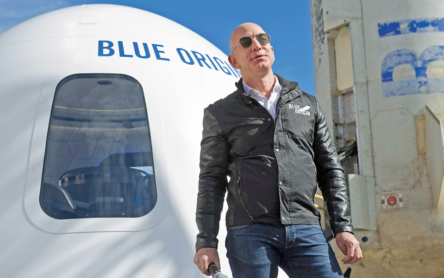 Jeff Bezos jest m.in. właścicielem udziałów w produkującej rakiety kosmiczne spółce Blue Origin, której celem jest umożliwienie ludziom prywatnych podróży kosmicznych