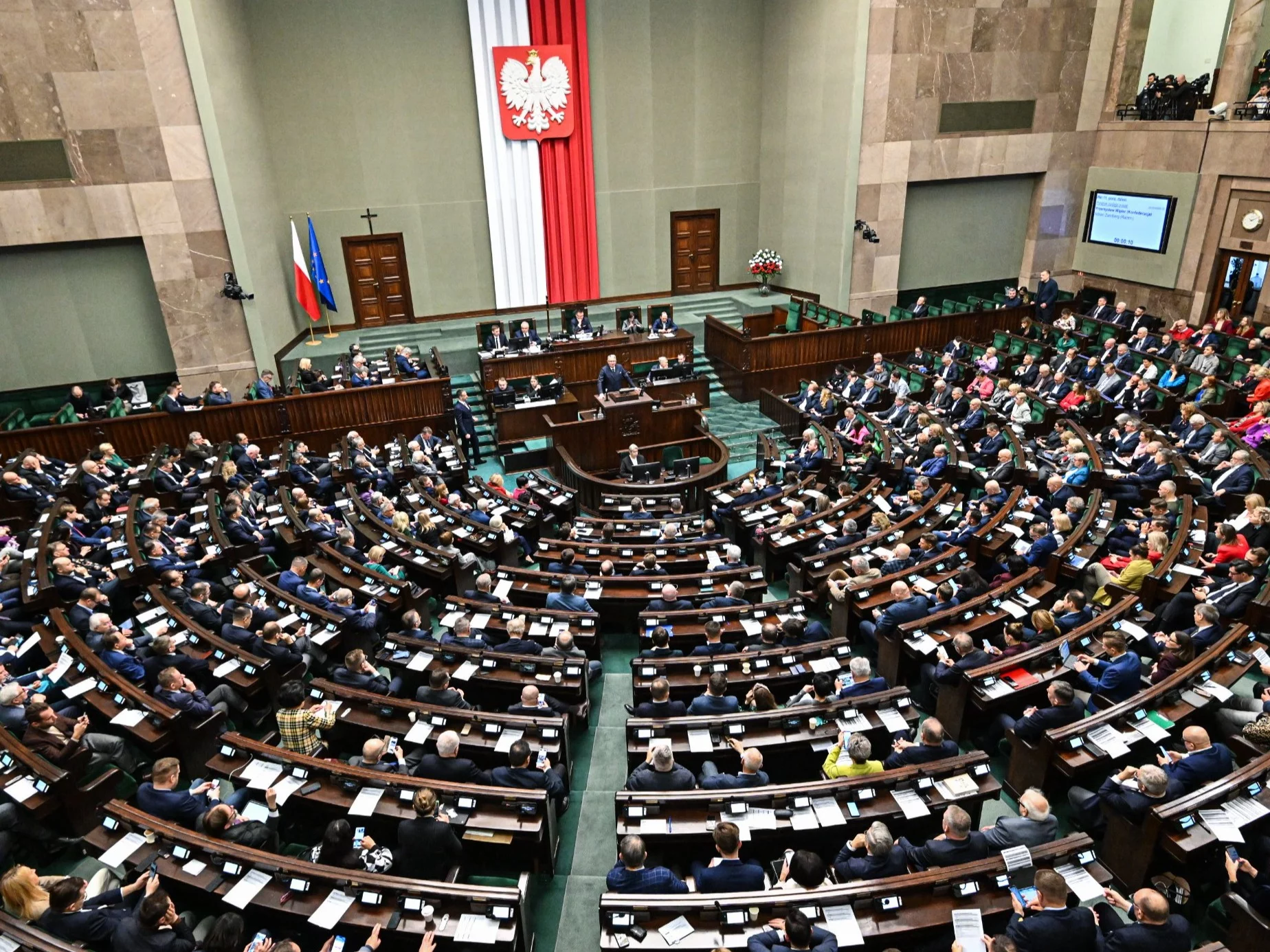 Kto zyskał, a kto stracił poparcie? Najnowszy sondaż partyjny