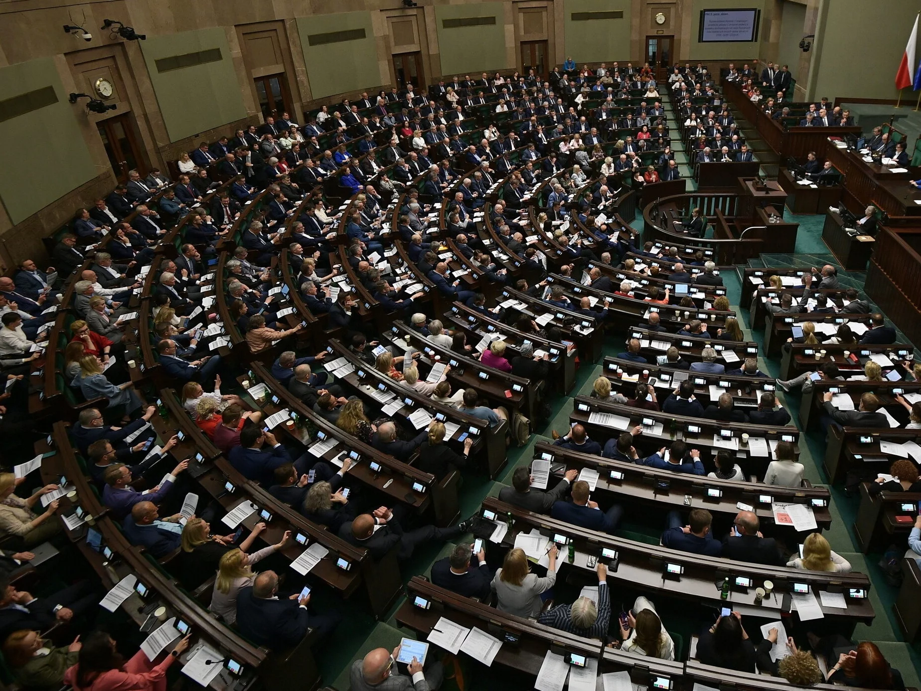 Posłowie na sali plenarnej Sejmu w Warszawie