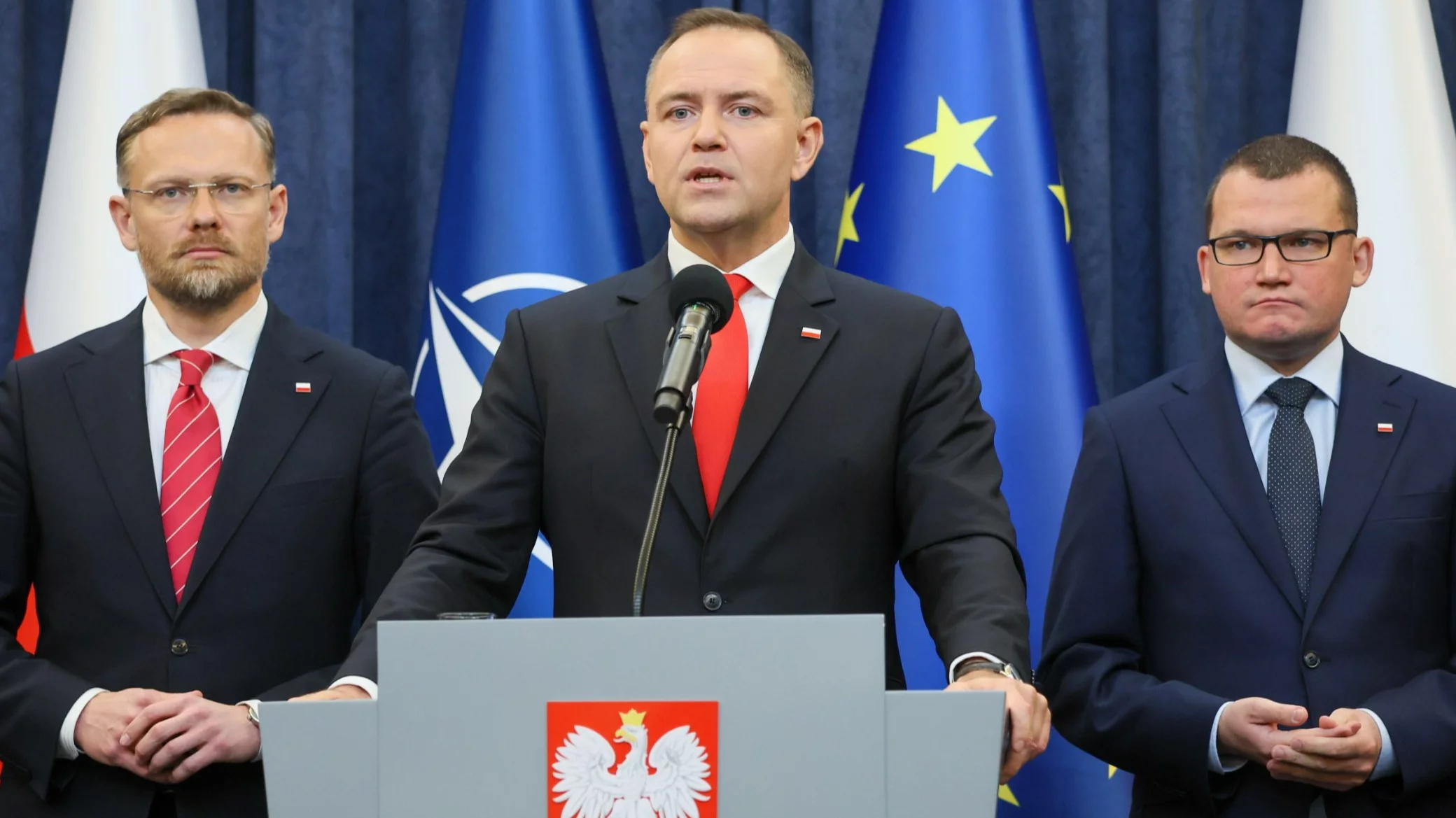 Prezydent RP Karol Nawrocki (C), szef gabinetu prezydenta Paweł Szefernaker (P) oraz szef Kancelarii Prezydenta Zbigniew Bogucki (L) podczas konferencji prasowej w Pałacu Prezydenckim w Warszawie