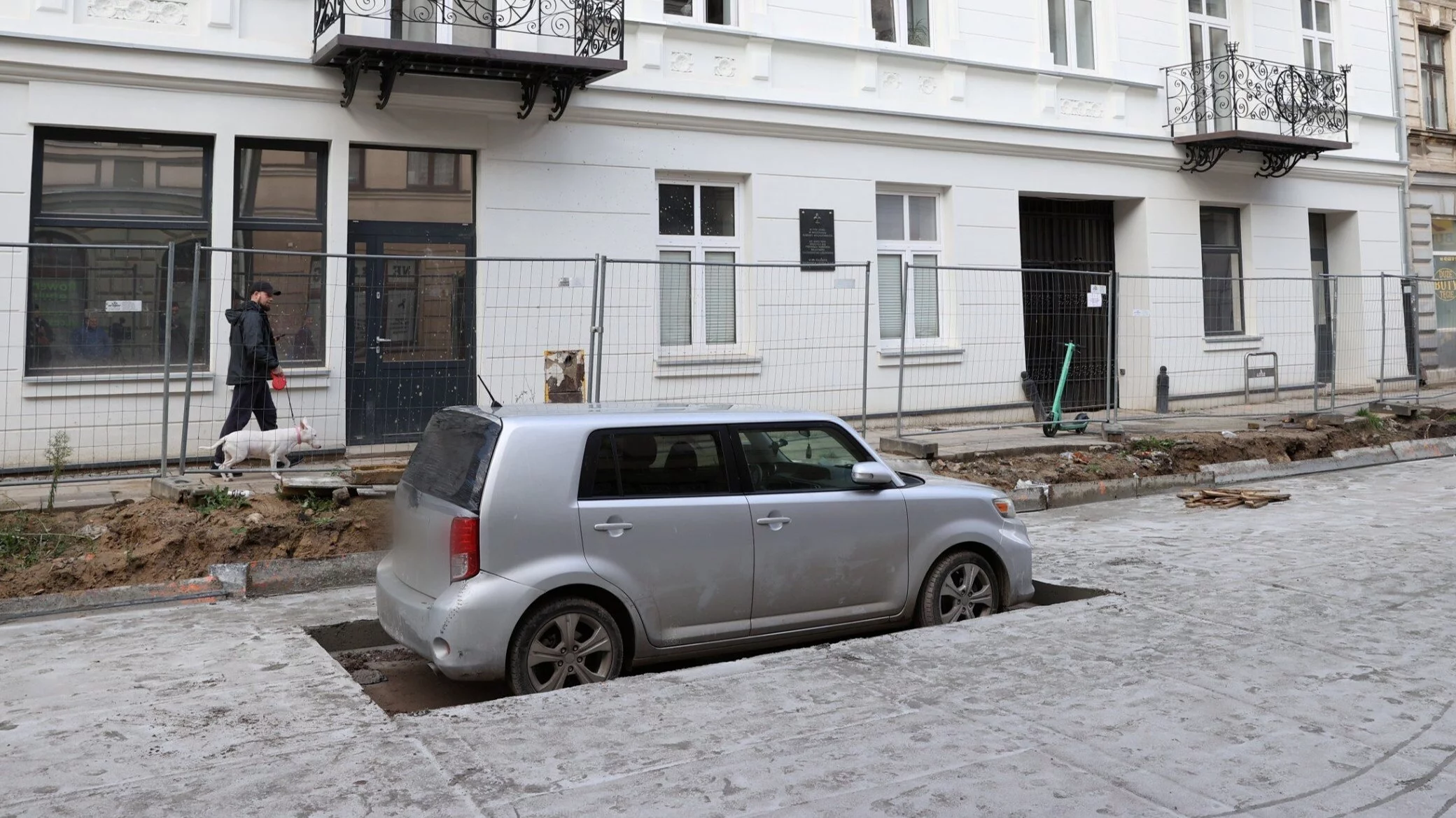 "Zabetonowany" samochód na remontowanej ul. Legionów w Łodzi
