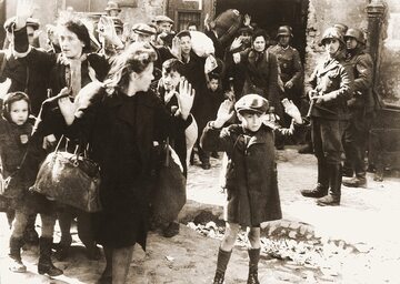 Najsłynniejsze zdjęcie - Żydzi wypędzeni z bunkrów.