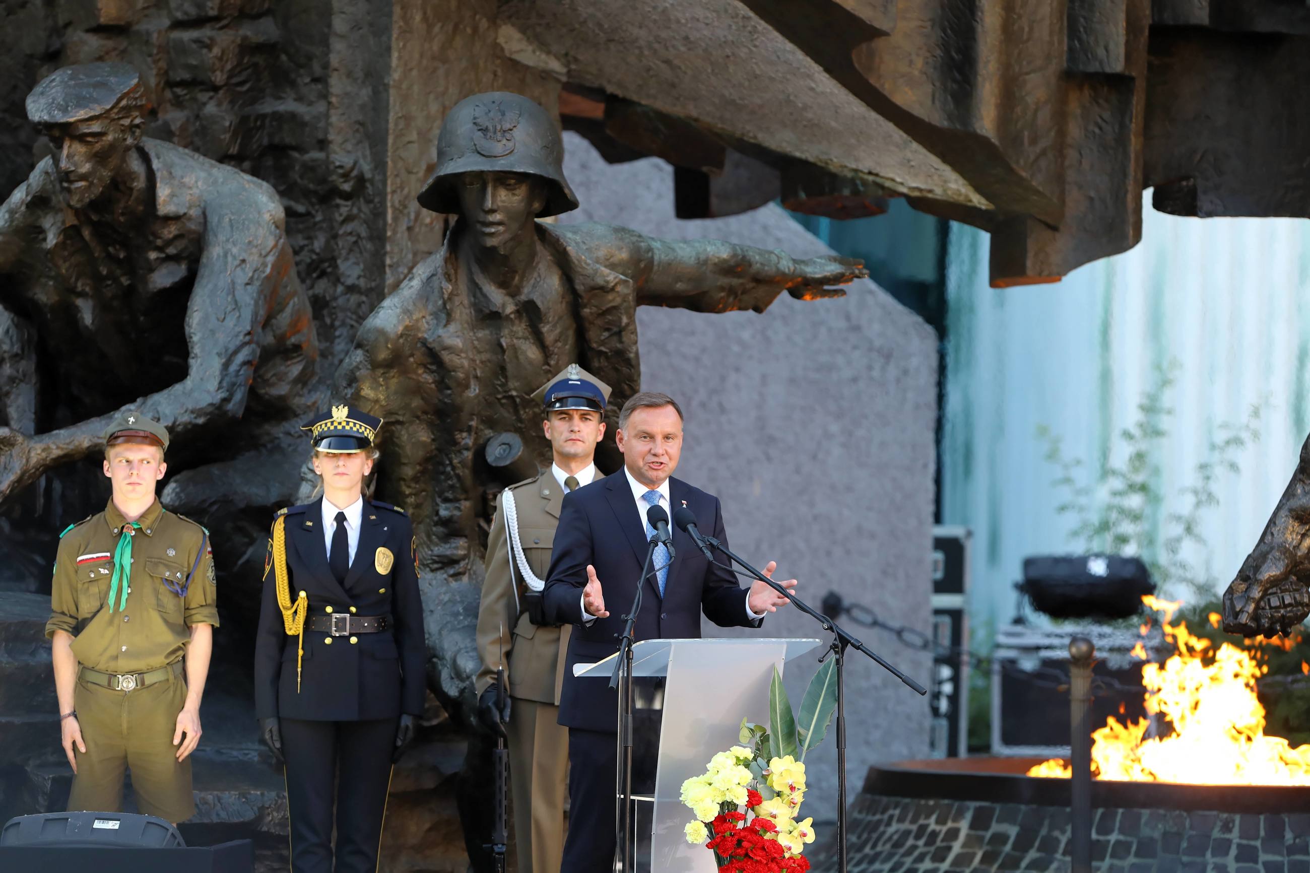 Prezydent RP Andrzej Duda przemawia na Apelu Poległych podczas uroczystości przed pomnikiem Powstania Warszawskiego na pl. Krasińskich w stolicy.