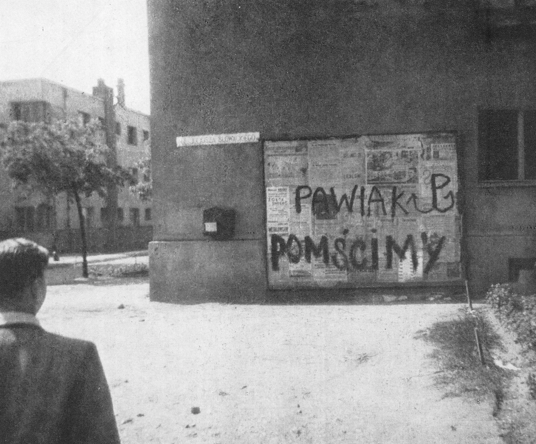Napis "Pawiak pomścimy" na budynku przy ulicy Słowackiego w Warszawie