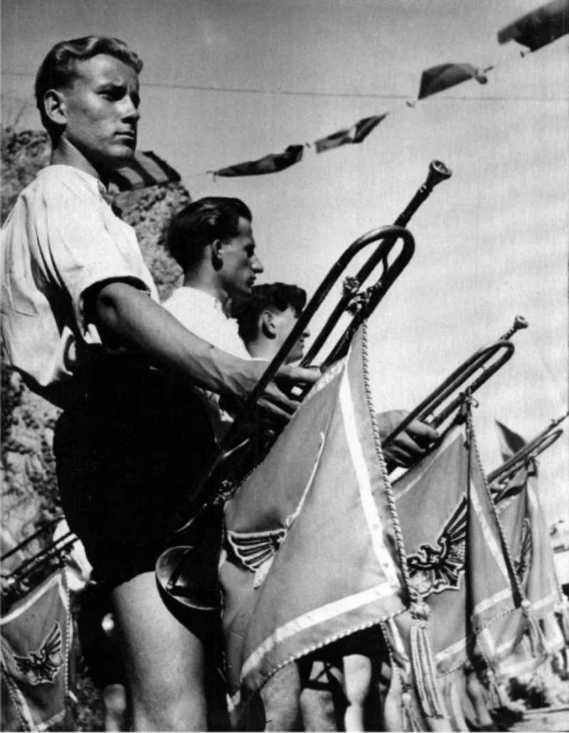 Młodzież należąca do kolaborującej z Niemcami organizacji pn. Kuratorium do spraw wychowania młodzieży w Czechach i na Morawach