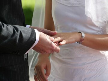 Nakładanie obrączek ślubnych. Zdjęcie ilustracyjne