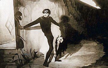 Nakręcony w 1920 r. "Gabinet doktora Caligari" można odbierać jako makabryczną baśń z monstrum przypominającym ożywionego trupa albo jako podręcznikowe studium