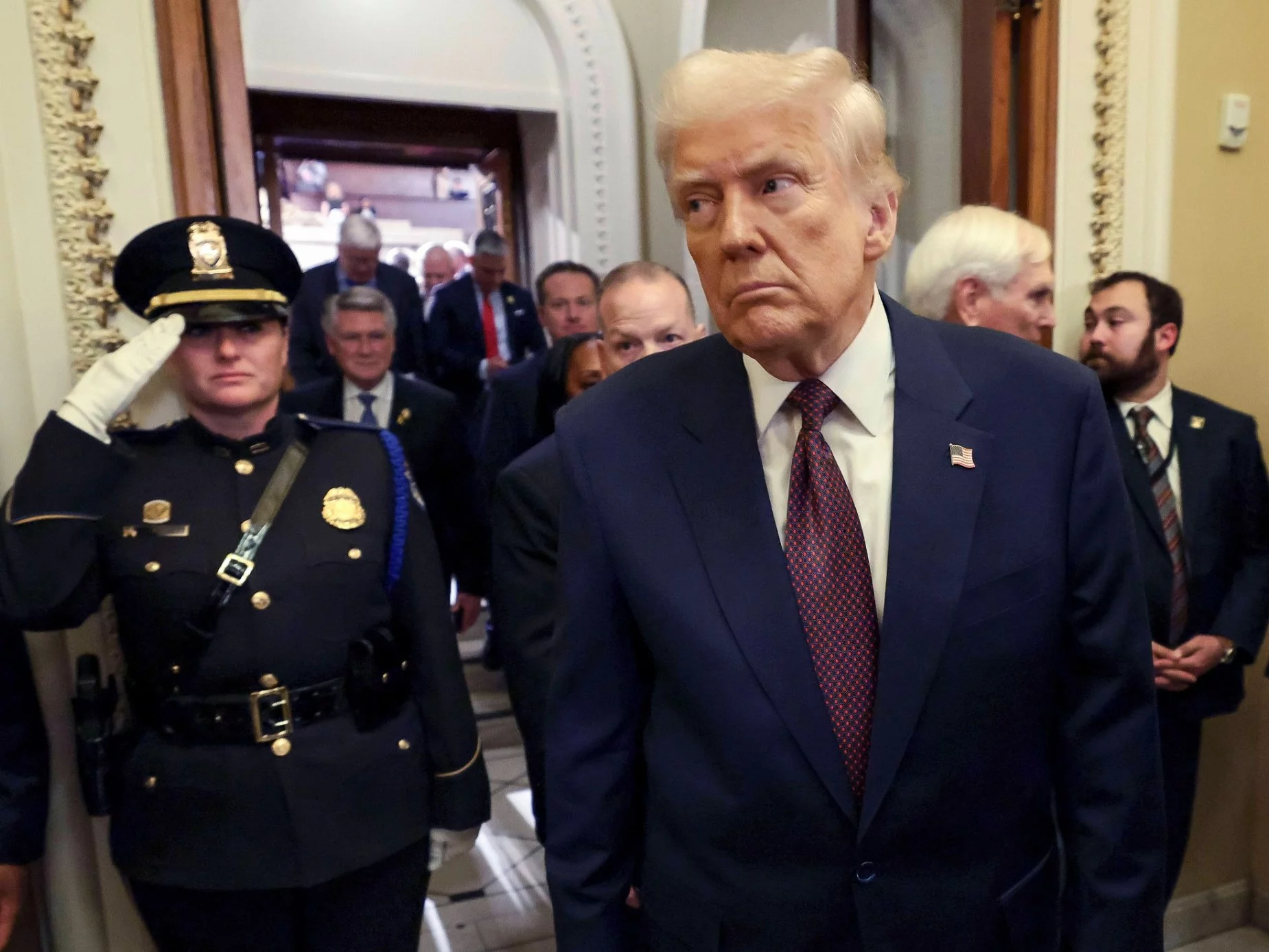 Donald Trump opuszcza salę posiedzeń izb Kongresu