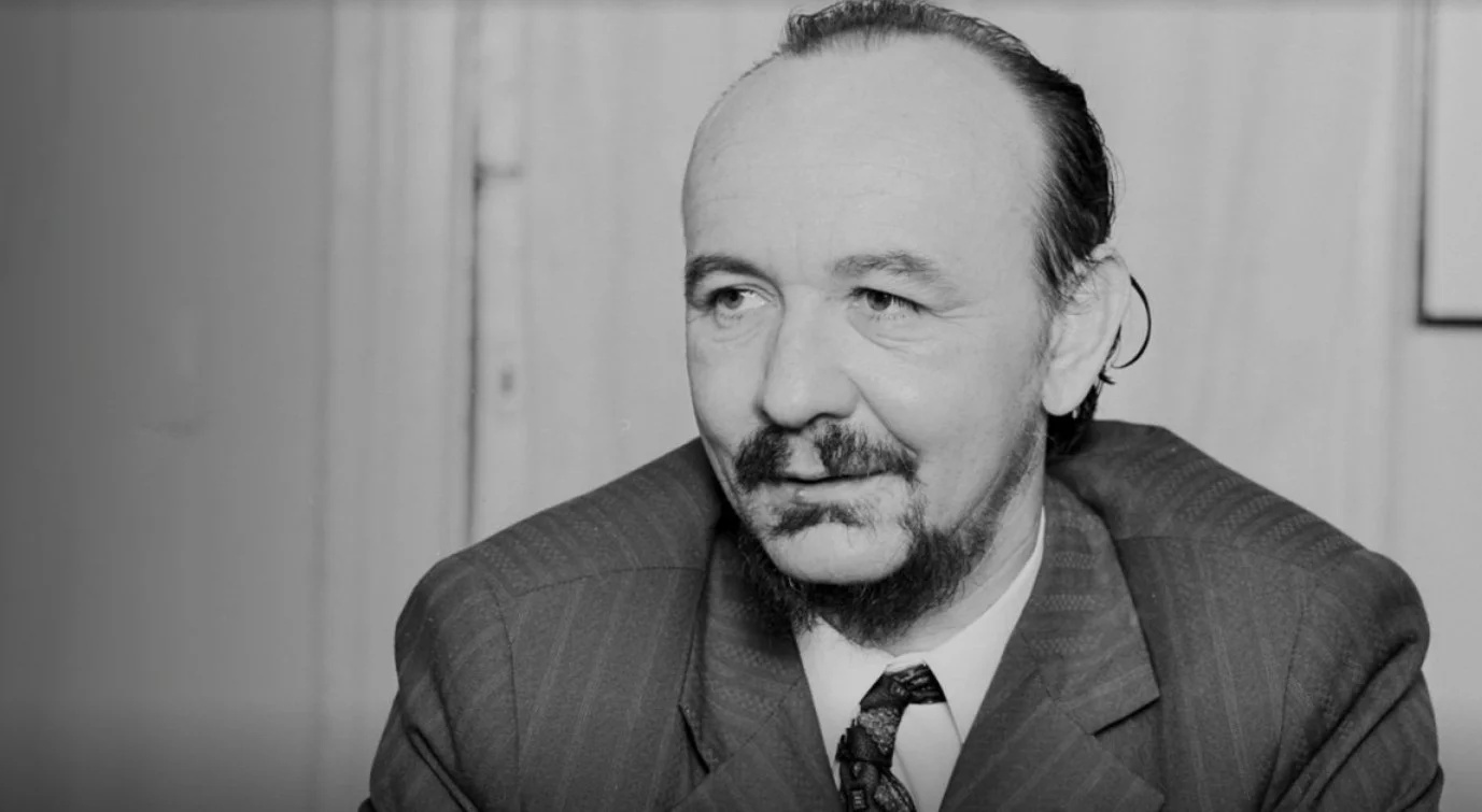 Kadr z filmu "Nie cały minę. O poezji Stanisława Grochowiaka"