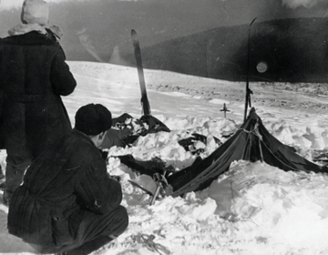 Namiot grupy Diatłowa, znaleziony przez ratowników 26 lutego 1959