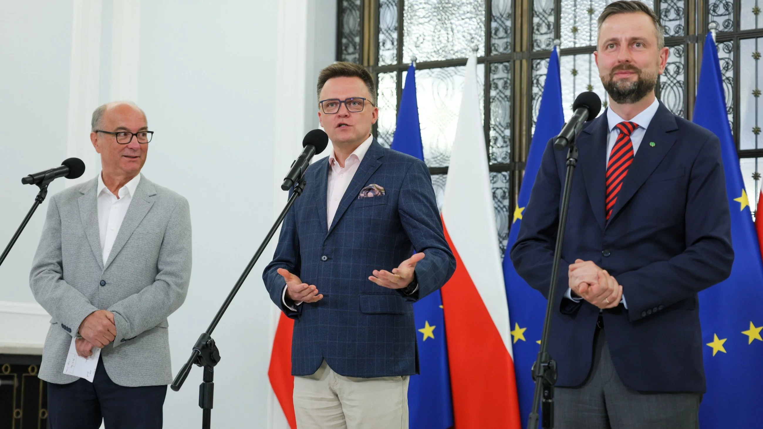 Współprzewodniczący Nowej Lewicy, wicemarszałek Sejmu Włodzimierz Czarzasty (L), lider Polski 2050, marszałek Sejmu Szymon Hołownia (C) i prezes PSL, wicepremier Władysław Kosiniak-Kamysz