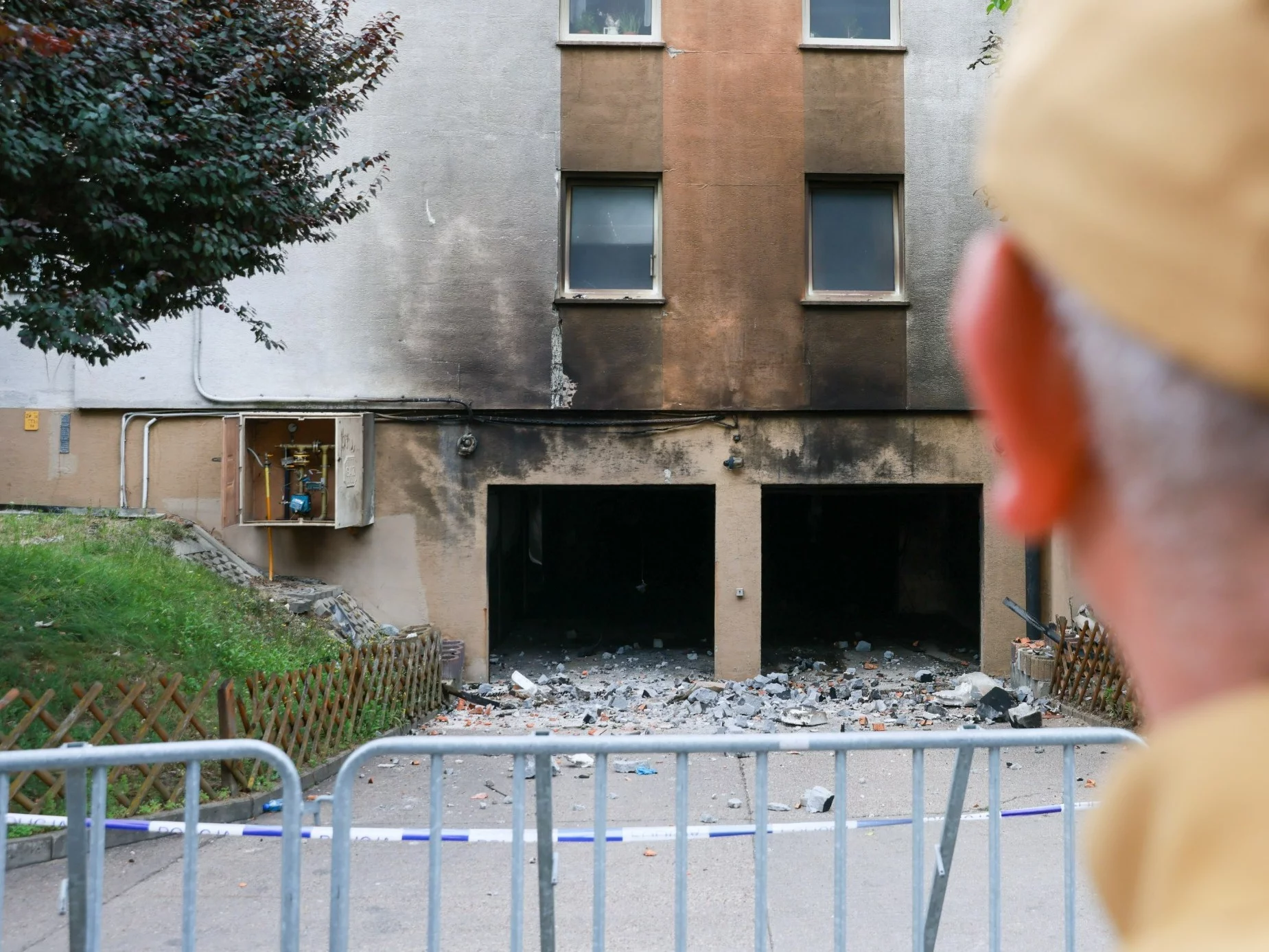 Uszkodzony przez pożar budynek mieszkalny w podwarszawskich Ząbkach