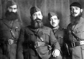 Napoleon Zervas (drugi od lewej) z oficerami EDES