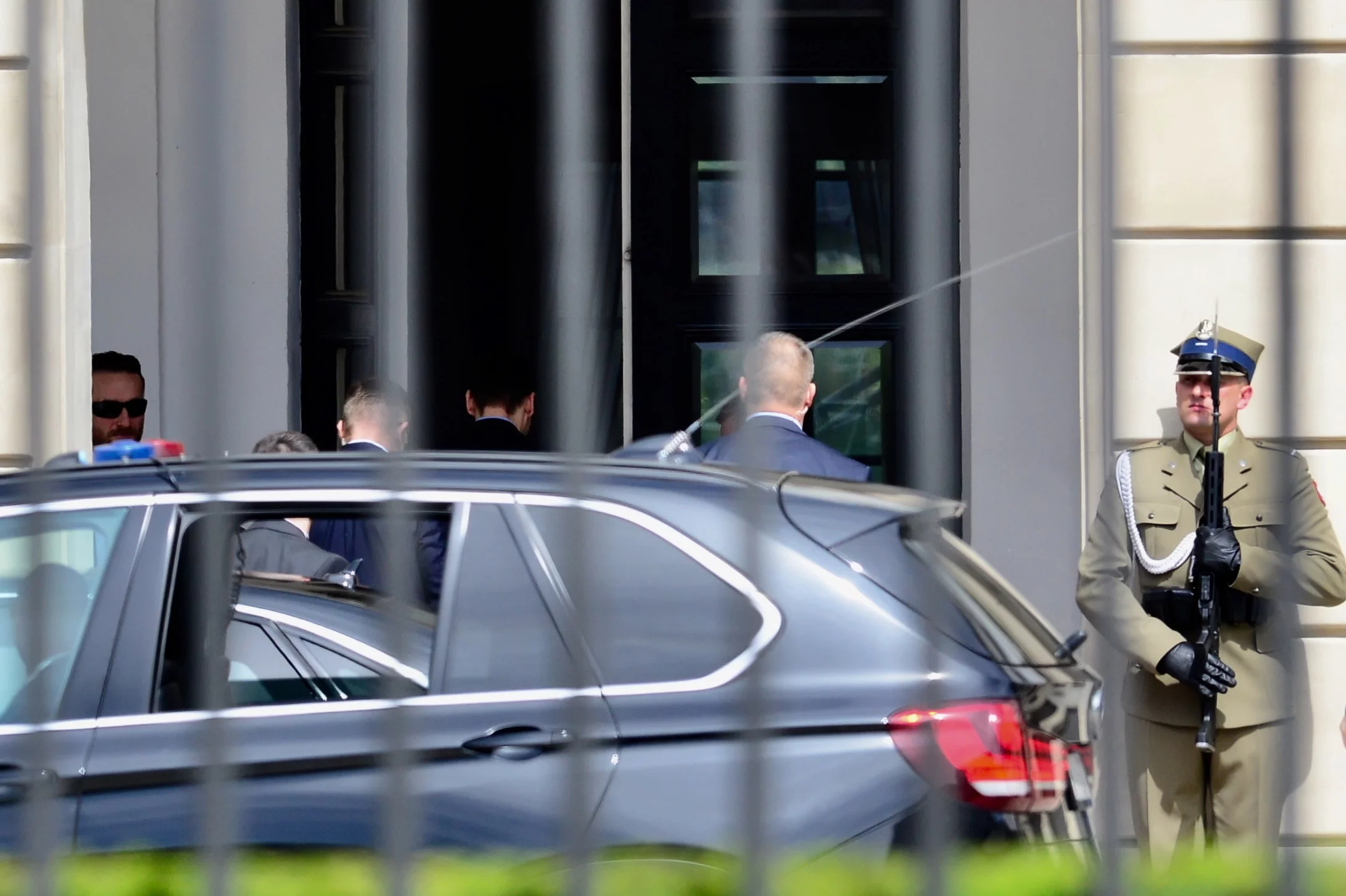 Premier Mateusz Morawiecki po przyjeździe do Pałacu Prezydenckiego w Warszawie.