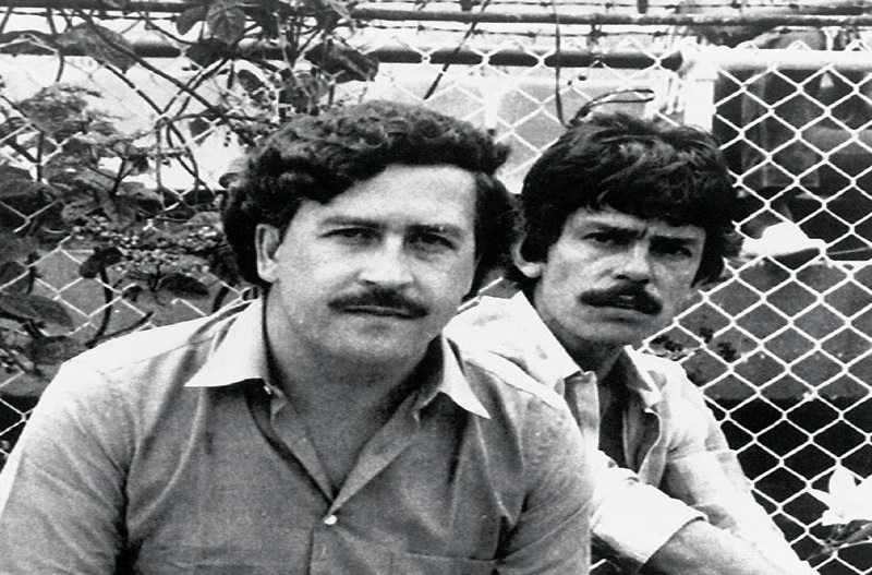 Baron narkotykowy Pablo Escobar (z lewej) na meczu piłkarskim w kolumbijskim mieście Medellin w 1983 r.