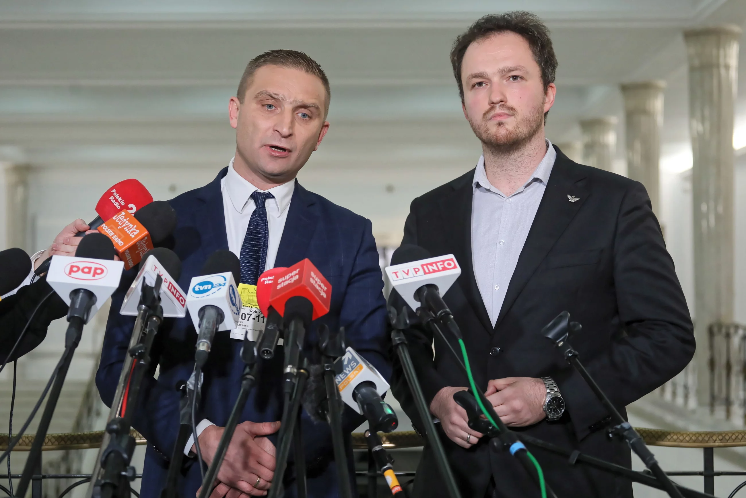 Mazowiecki koordynator ONR, prezes stowarzyszenia "Marsz Niepodległości" Robert Bąkiewicz (L) i wiceprezes stowarzyszenia Witold Tumanowicz (P) podczas konferencji prasowej w Sejmie,