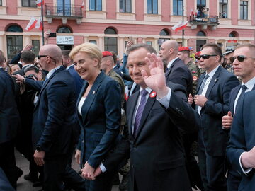 Narodowe Święto Konstytucji Trzeciego Maja. Prezydent Andrzej Duda (centrum-P) i pierwsza dama Agata Kornhauser-Duda (centrum-L) po uroczystości na placu Zamkowym w Warszawie.