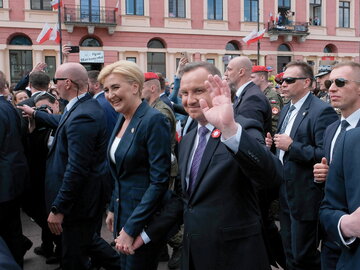 Narodowe Święto Konstytucji Trzeciego Maja. Prezydent Andrzej Duda (centrum-P) i pierwsza dama Agata Kornhauser-Duda (centrum-L) po uroczystości na placu Zamkowym w Warszawie.