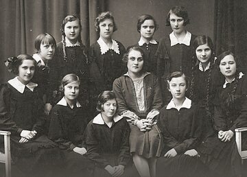 Nauczycielka Helena Urniaż i uczennice polskiego gimnazjum im. Mickiewicza w Kownie, 1927 r.