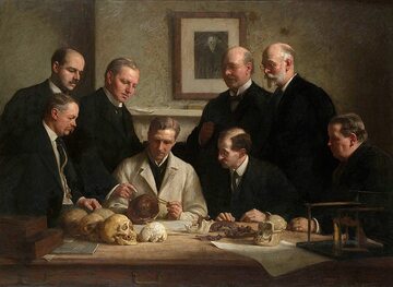 Naukowcy nad czaszką „człowieka z Piltdown”. Trzeci od prawej stoi Charles Dawson, czwarty od prawej Arthur Smith Woodward