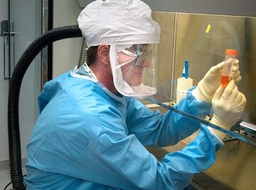 Naukowiec badający wirusa H5N1, 2005 r.
