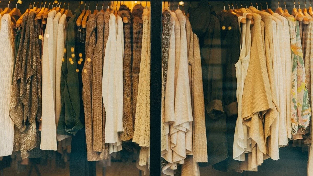 "Absurdalne przepisy". choćby 5 tys. złotych kary za wyrzucenie skarpetek do kosza