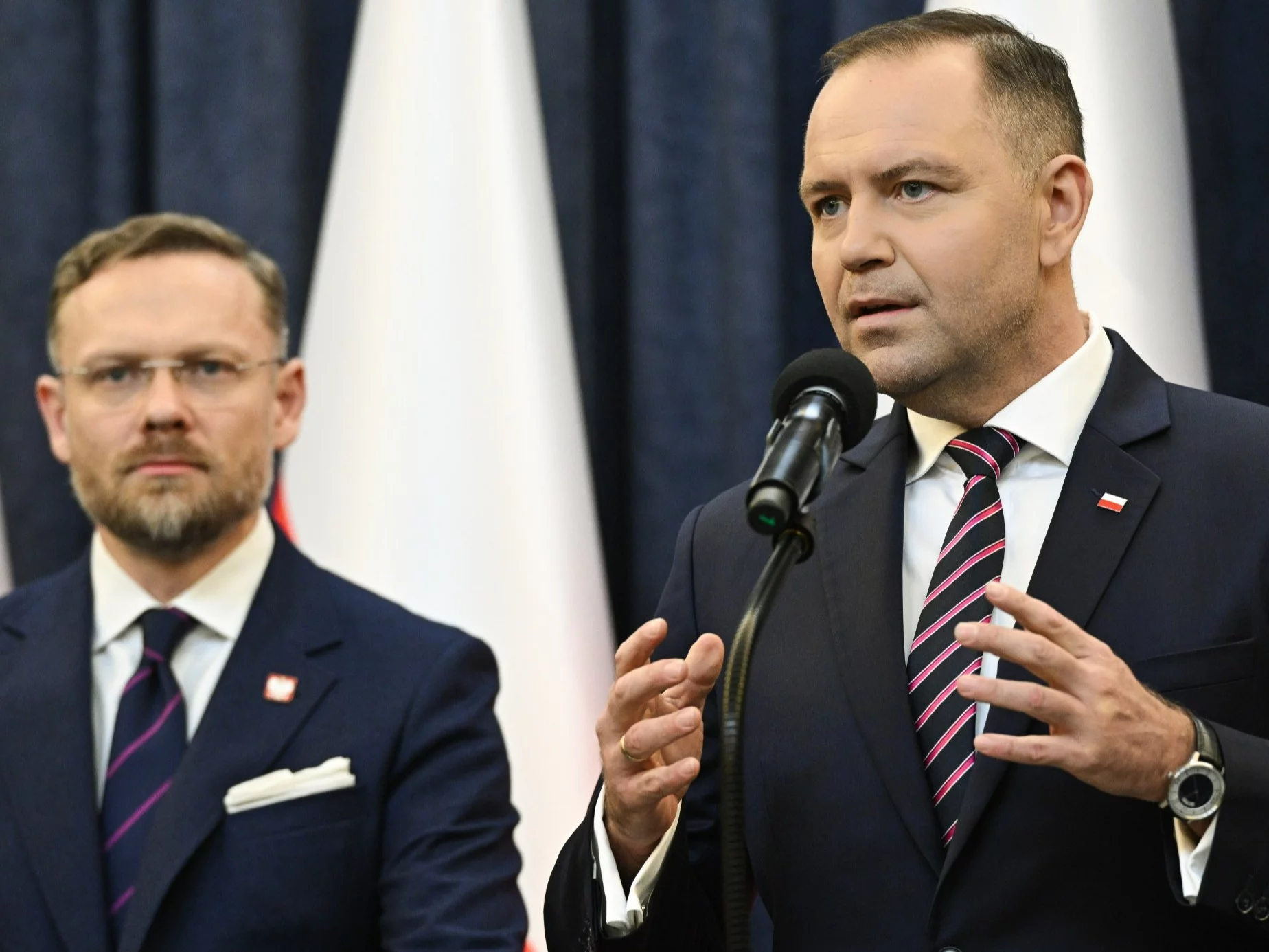 Prezydent RP Karol Nawrocki (P) i szef KPRP Zbigniew Bogucki (L)