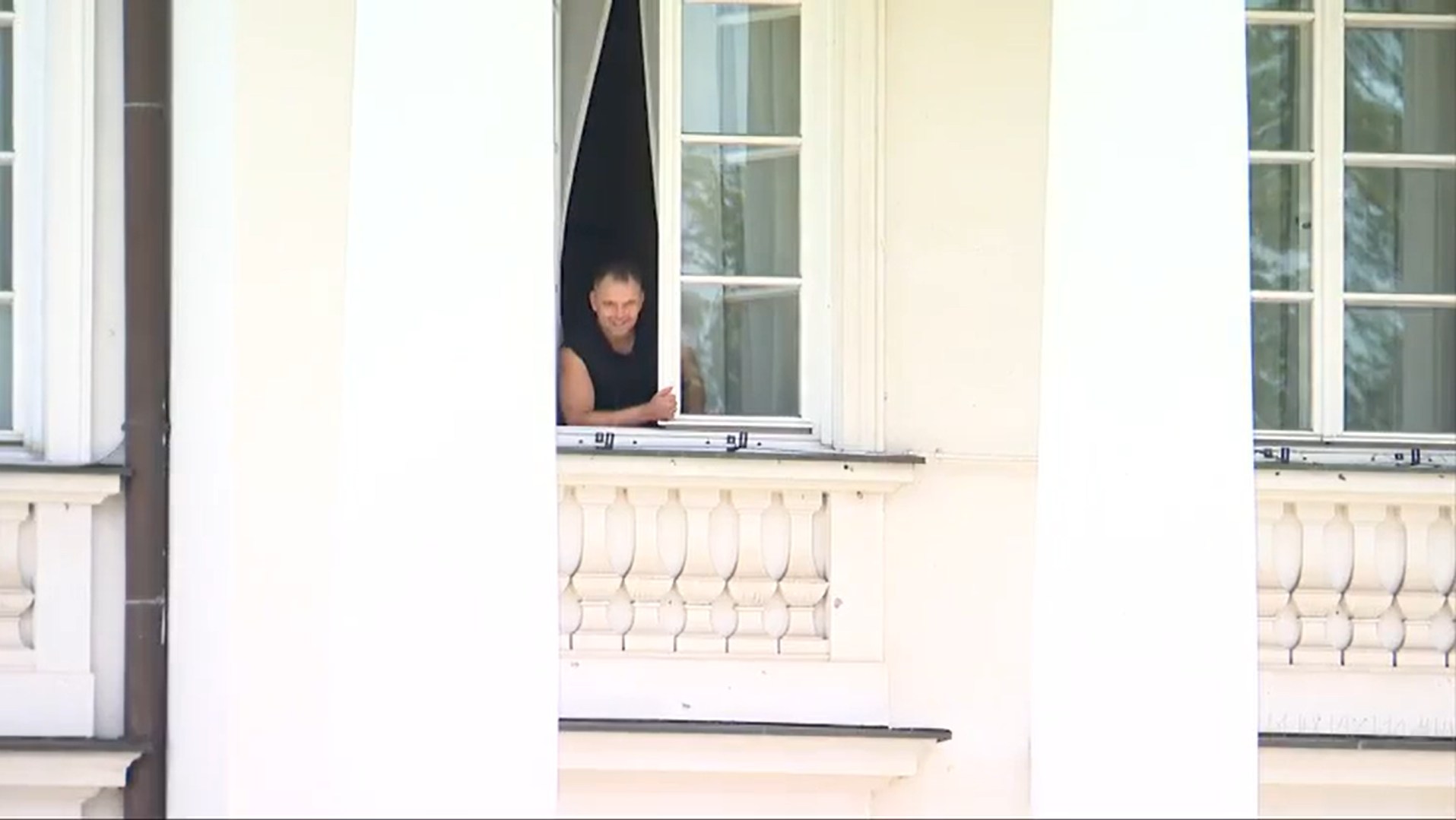 Nawrocki nagle pojawił się w oknie. "Za pół godziny!"