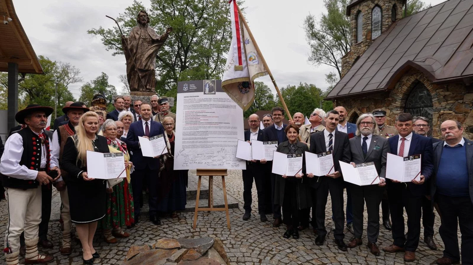 Nawrocki signed an agreement with Catholic organizations and gave a speech