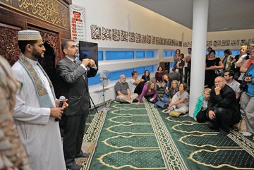 Nedal Abu Tabaq (drugi od lewej), mufti Ligi Muzułmańskiej, w Ośrodku Kultury Muzułmańskiej w Warszawie we wrześniu 2016 r.