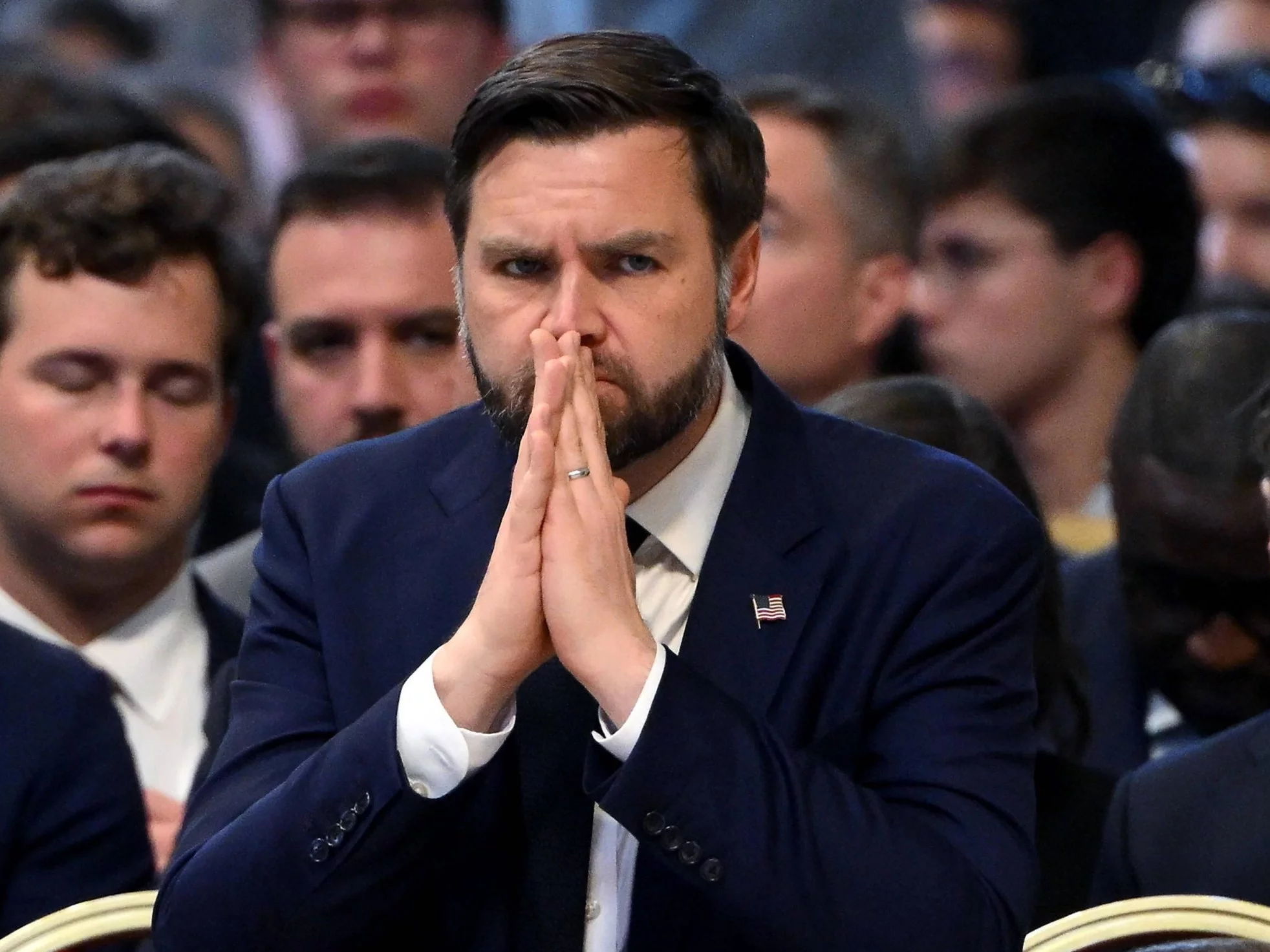 J.D. Vance podczas modlitwy w Watykanie