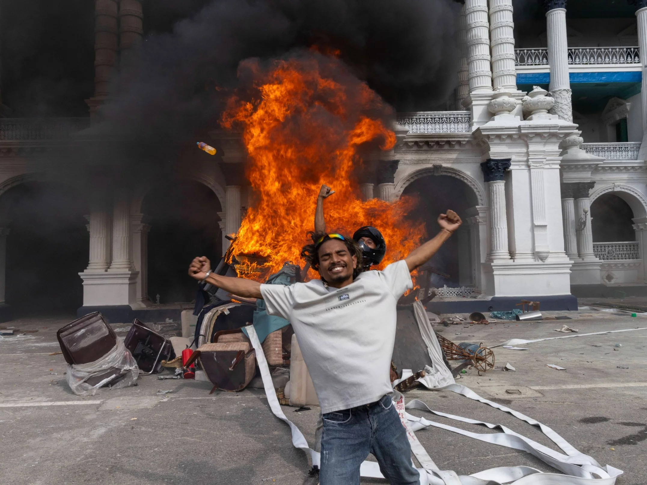 Demonstranci podpalają przedmioty przed pałacem Singha Durbar, w którym mieszczą się budynki rządu i parlamentu, podczas gwałtownych protestów w Katmandu