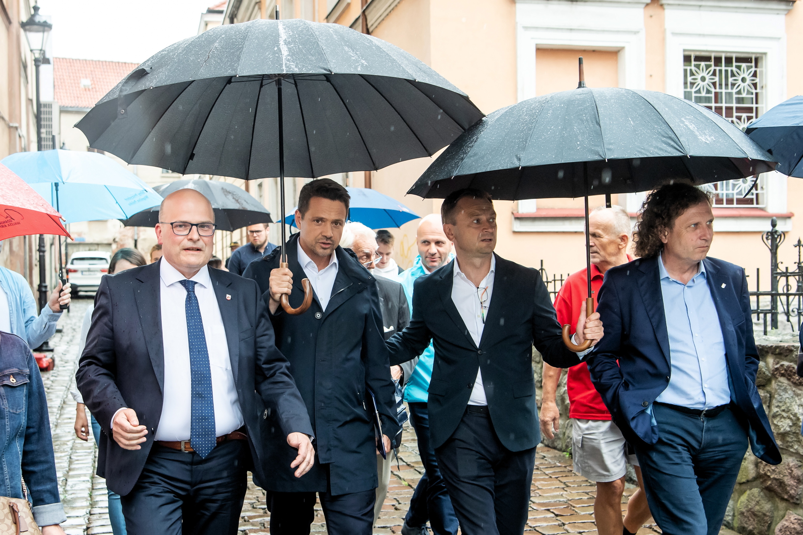 Prezydent Warszawy, kandydat KO na urząd prezydenta RP Rafał Trzaskowski (2L), prezydent Grudziądza Maciej Glamowski (L), poseł KO Sławomir Nitras (2P) i prezydent Sopotu Jacek Karnowski (P) podczas spotkania z wyborcami, 29 bm. w Grudziądzu.