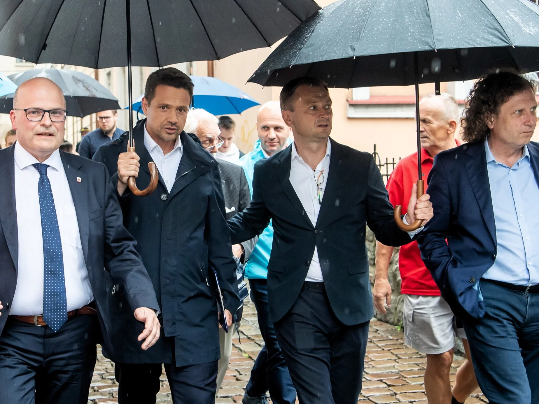 Prezydent Warszawy, kandydat KO na urząd prezydenta RP Rafał Trzaskowski (2L), prezydent Grudziądza Maciej Glamowski (L), poseł KO Sławomir Nitras (2P) i prezydent Sopotu Jacek Karnowski (P) podczas spotkania z wyborcami, 29 bm. w Grudziądzu