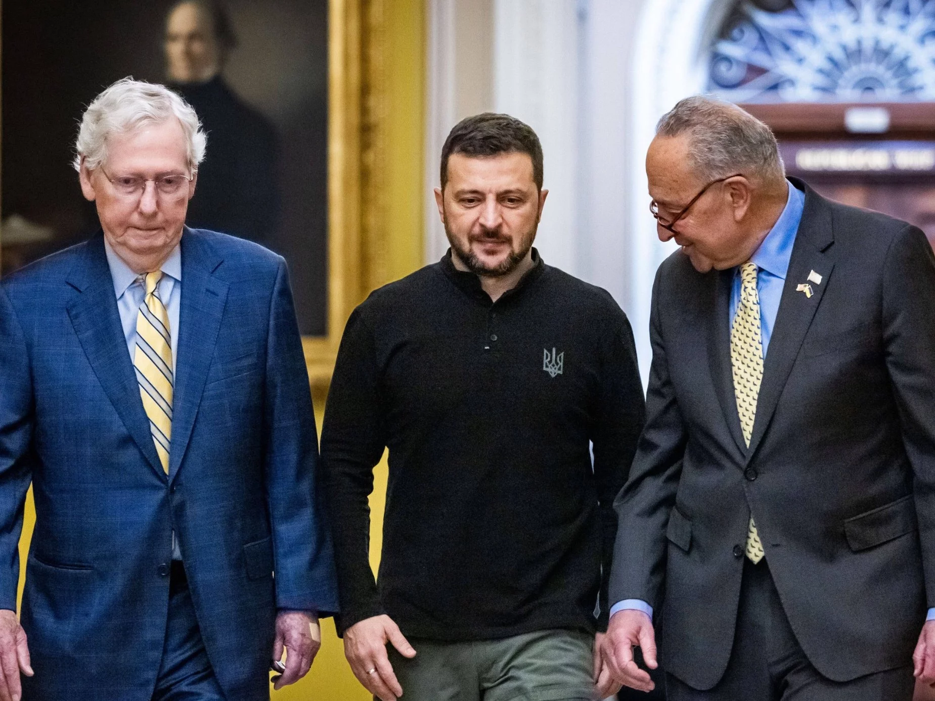 Chuck Schumer i Mitch McConnell prowadzą prezydenta Ukrainy Wołodymyra Zełenskiego (C) na dwupartyjne spotkanie z senatorami na Kapitolu w Waszyngtonie