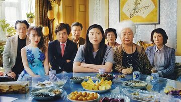 Nie bez przyczyny „Kłamstewko” w reżyserii Lulu Wang zostało nagrodzone Złotym Globem. To piękna historia, która w zabawny sposób uwypukla różnice kulturowe między Wschodem i Zachodem. Co jednak mówi o kondycji społecznej?