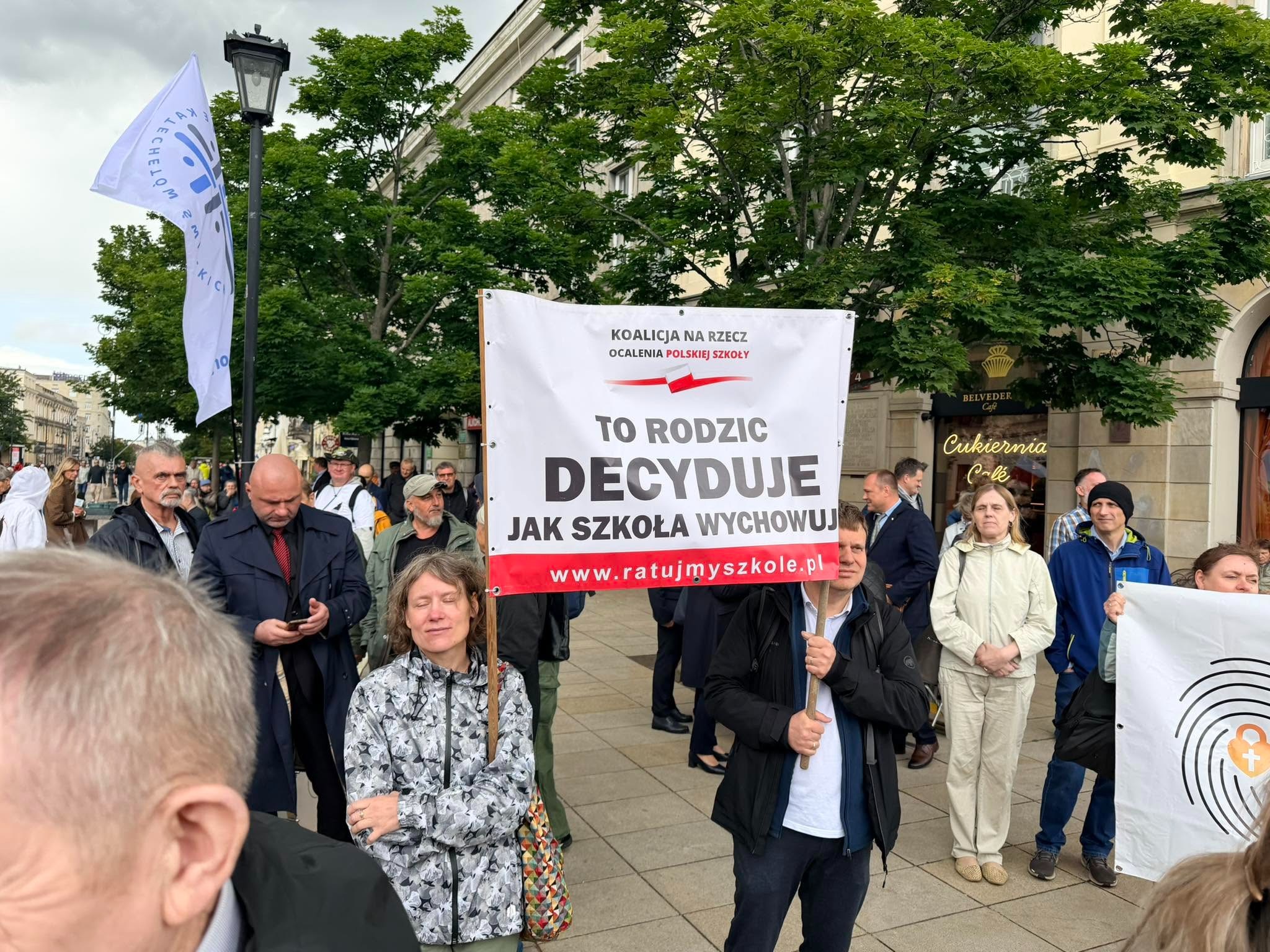 "Dobra szkoła – silna Polska!" – pod tym hasłem w niedzielę w Warszawie odbyła się organizowana przez Koalicję na Rzecz Ocalenia Polskiej Szkoły manifestacja