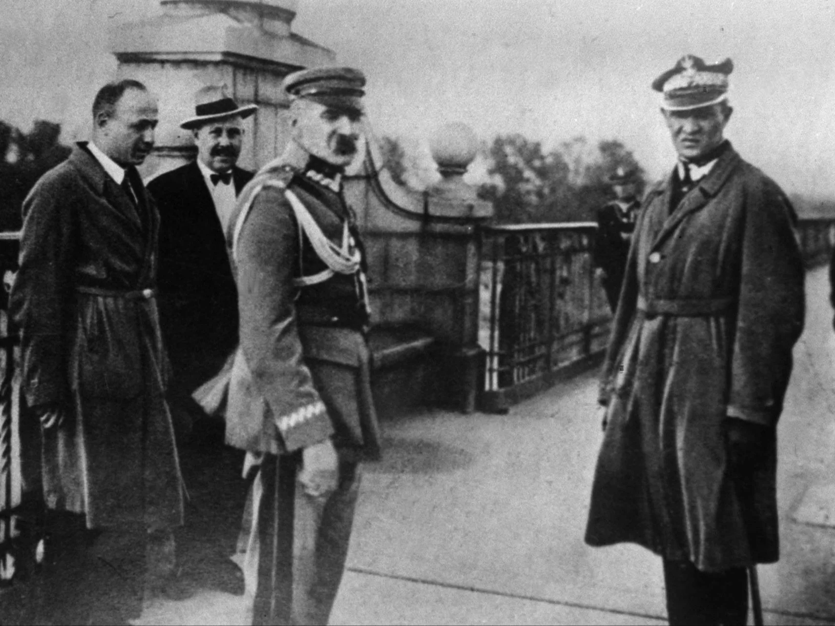 Warszawa 12.05.1926. Marszałek Polski Józef Piłsudski w otoczeniu oficerów przed ostatnią przed zamachem stanu rozmową z prezydentem RP Stanisławem Wojciechowskim. Nz. marszałek Piłsudski (C), generał Gustaw Orlicz-Dreszer (P) na moście Poniatowskiego